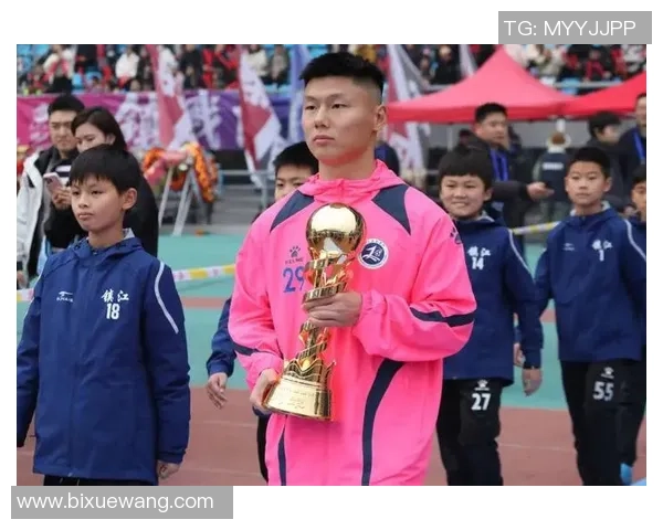足球明星荣耀时刻捧奖杯的精彩瞬间回顾与分享